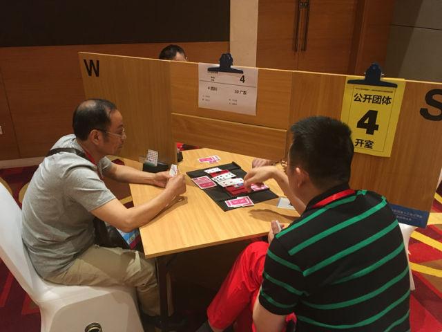 四川南充的邓尚宇是本届全运会群众比赛桥牌决赛年龄最大的参赛者