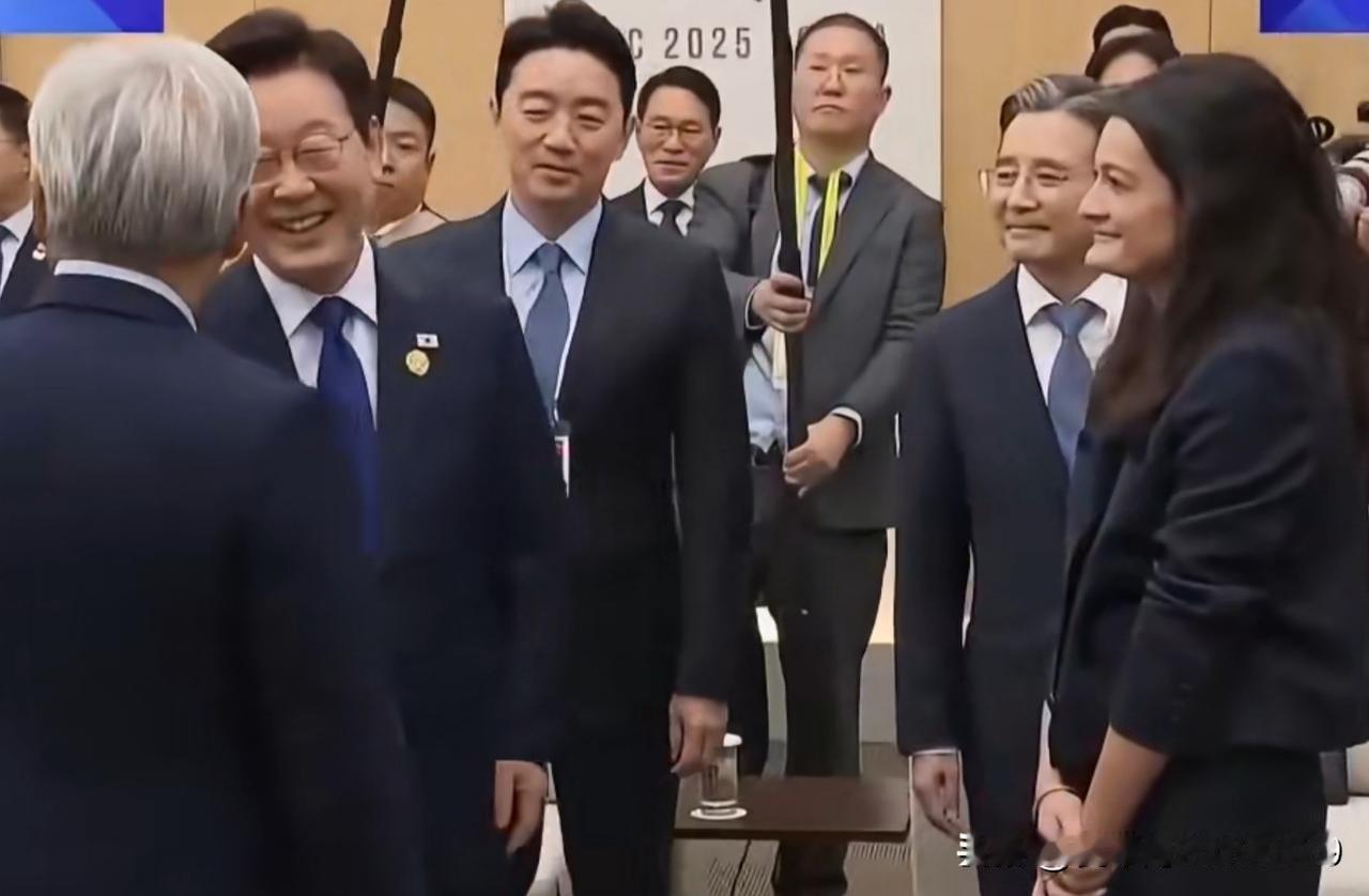 基因遗传这事还真说不清。以前媒体曾大肆宣传跨国婚姻，说什么混血孩子遗传了父母所有