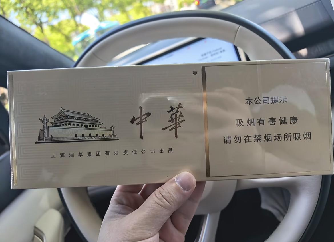 表弟带女朋友来深圳，离我家不远，喊过来吃了顿饭。走的时候他拎出一条烟，说谢谢款待