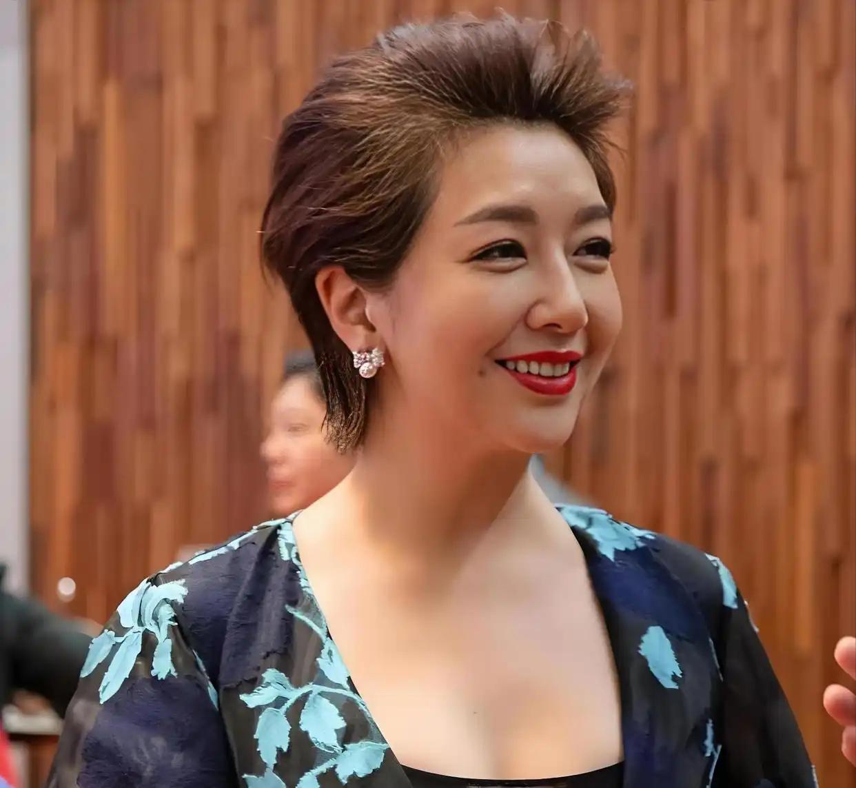江珊身价过亿，却在2021年嫁给了28岁时还在开货车的田小洁。谁也没想到，这个住