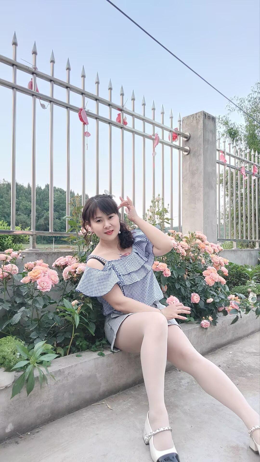 如果当初没有遇见你，也许不会写满了回忆，多少温柔藏在心底，多少思念无人提起．