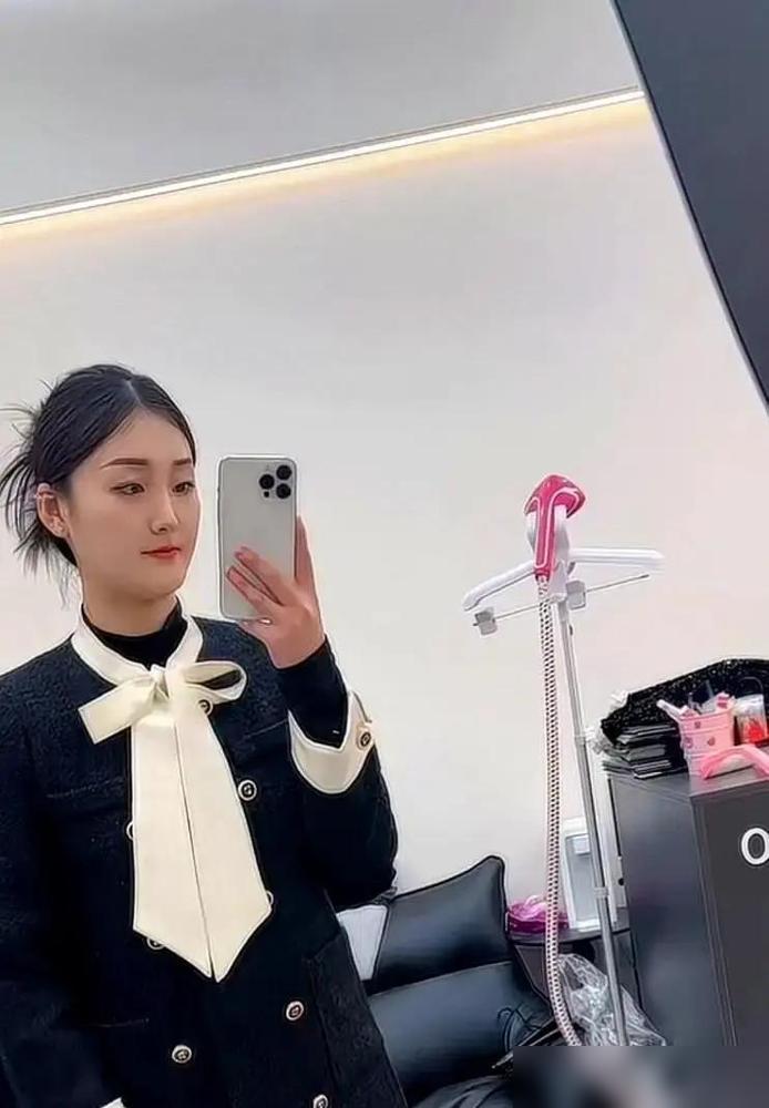 她哭着要找富二代，他却成了保安队长月入4500，还抱上了大胖小子！当年风头