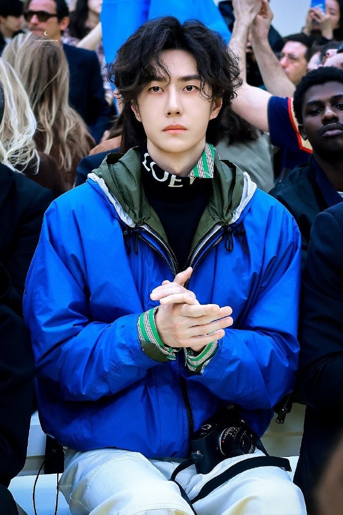 1.黄渤前段时间也在迪拜旅行，只是他比较机灵，一察觉到局势不对劲，立马就想尽各种