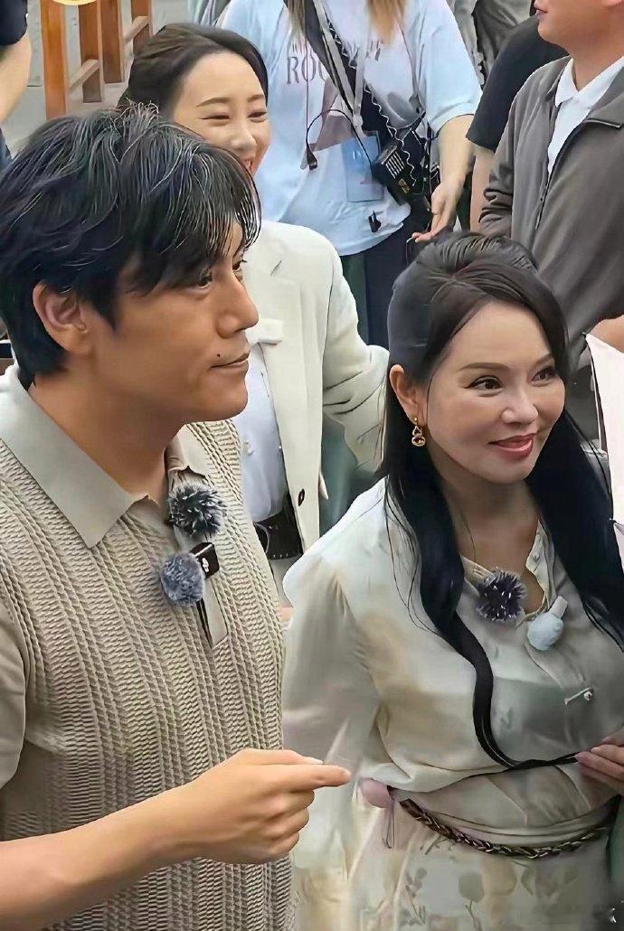 伊能静一年几百万花在脸上，还是回不了春，只是比同龄人看起来年轻，这可是化妆加美颜