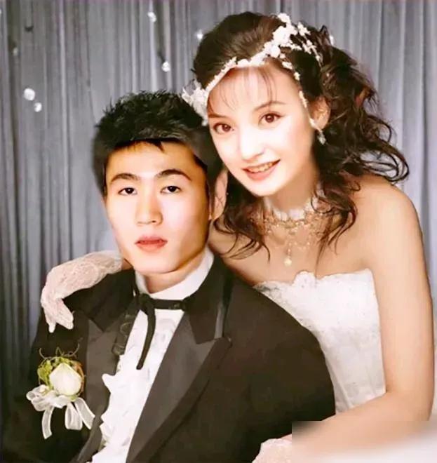 王励勤和“小燕子”赵薇在一起过？原来真的是！看到网上有人扒出王励勤和赵薇的婚纱照