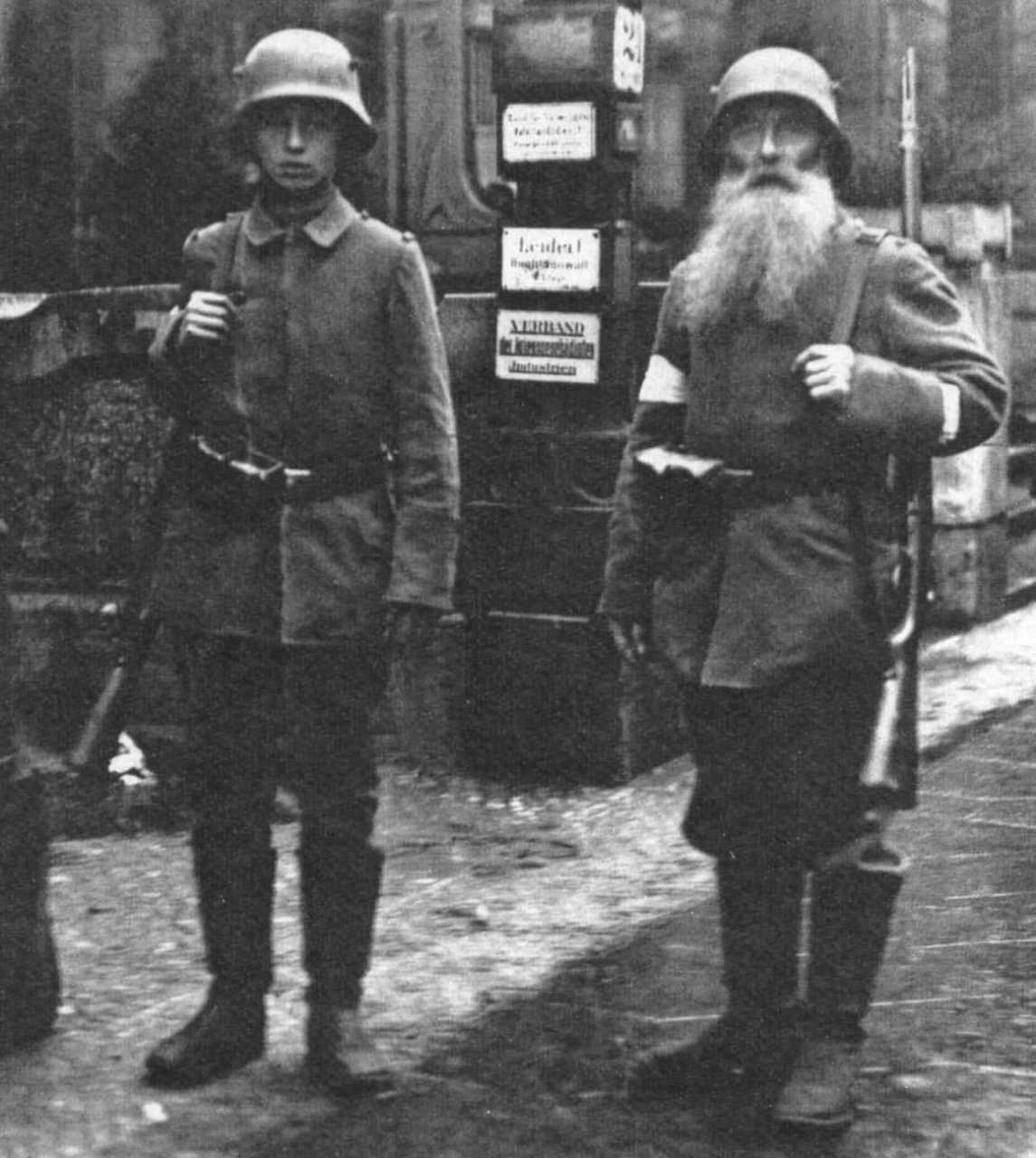 1919年德国军队里的一对祖孙士兵历史知识​​​