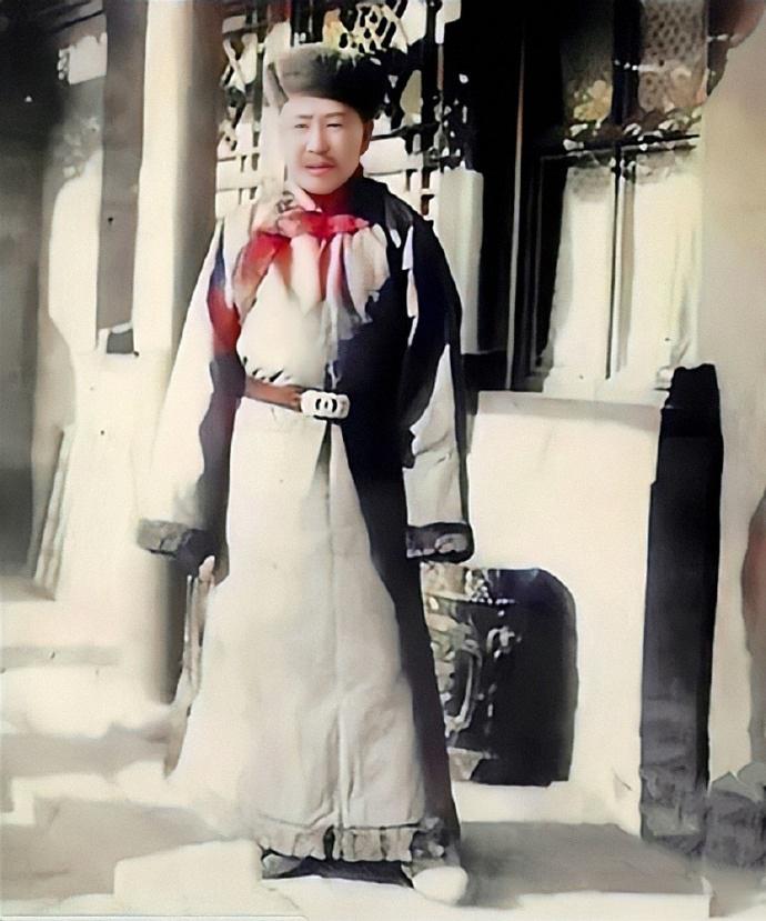 这位弯腰驼背、貌不惊人的老人，还是一位王爷。他就是孝庄皇后娘家侄子祁塔特的后人，