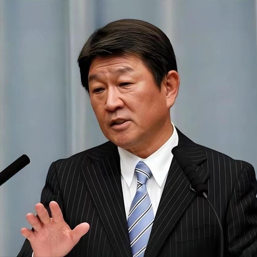 火速救火！高市灰头土脸回国，日外相24小时连抛两大声明。高市早苗访美赔尽笑脸