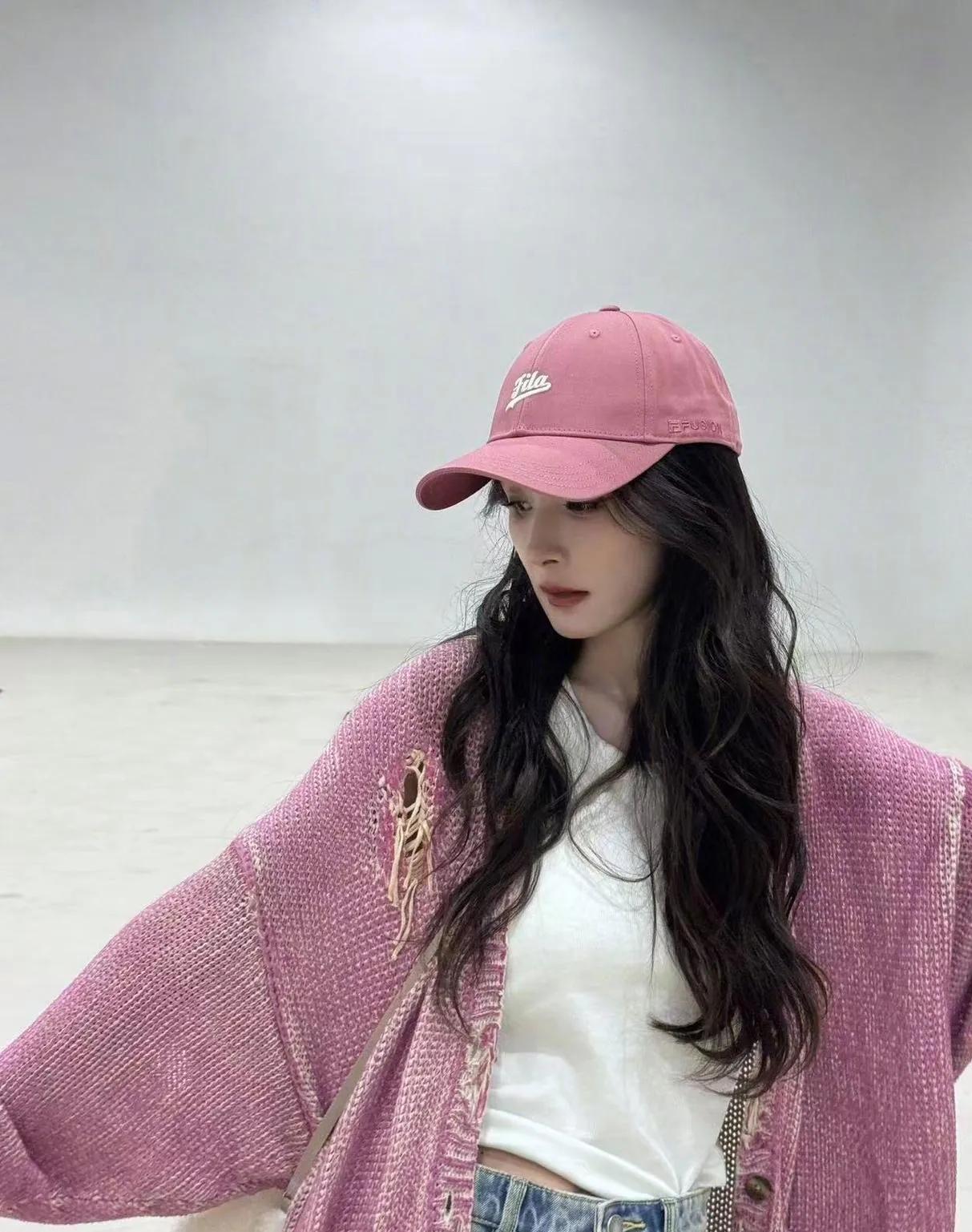 杨幂的粉色穿搭，甜酷辣妹风拿捏了！粉色针织衫也能穿出又甜又酷的感觉，杨幂真