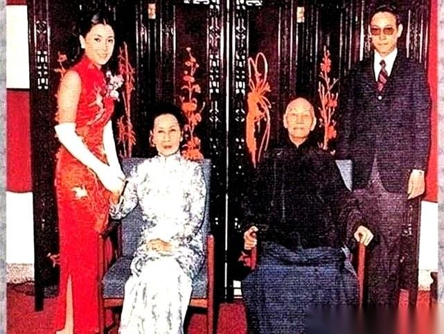 传记里提到，76岁的蒋介石做了一个决定，这个决定让他后半辈子都活在阴影里。那年