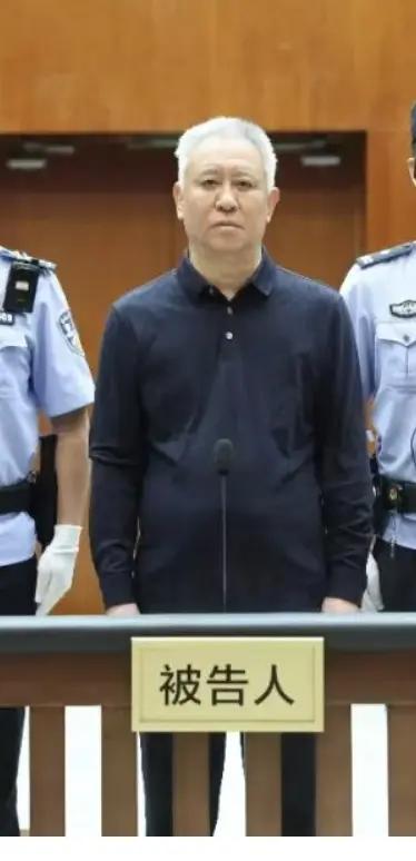 点开新闻，愣了一下，没认出来。还以为是随便配的图。仔细看，是许家印。