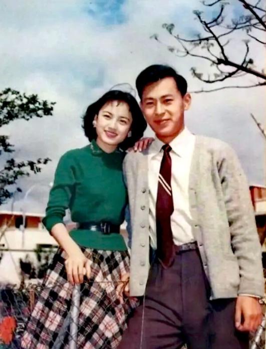 1954年，20岁的石慧嫁给25岁的傅奇。在“长城三公主”中最早步入婚姻，两人携