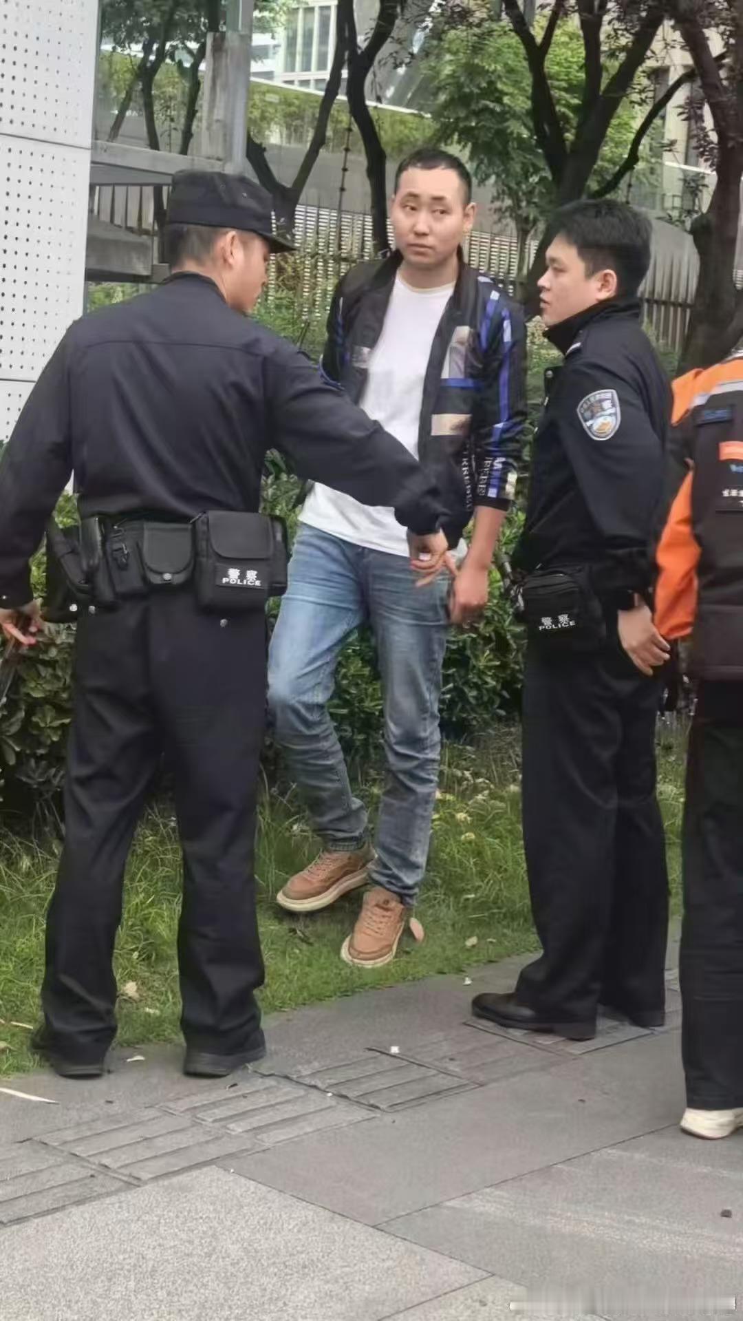 警方通报成都市区车祸官方蓝字来了！这恶魔没有酒驾，没有吸毒。深圳