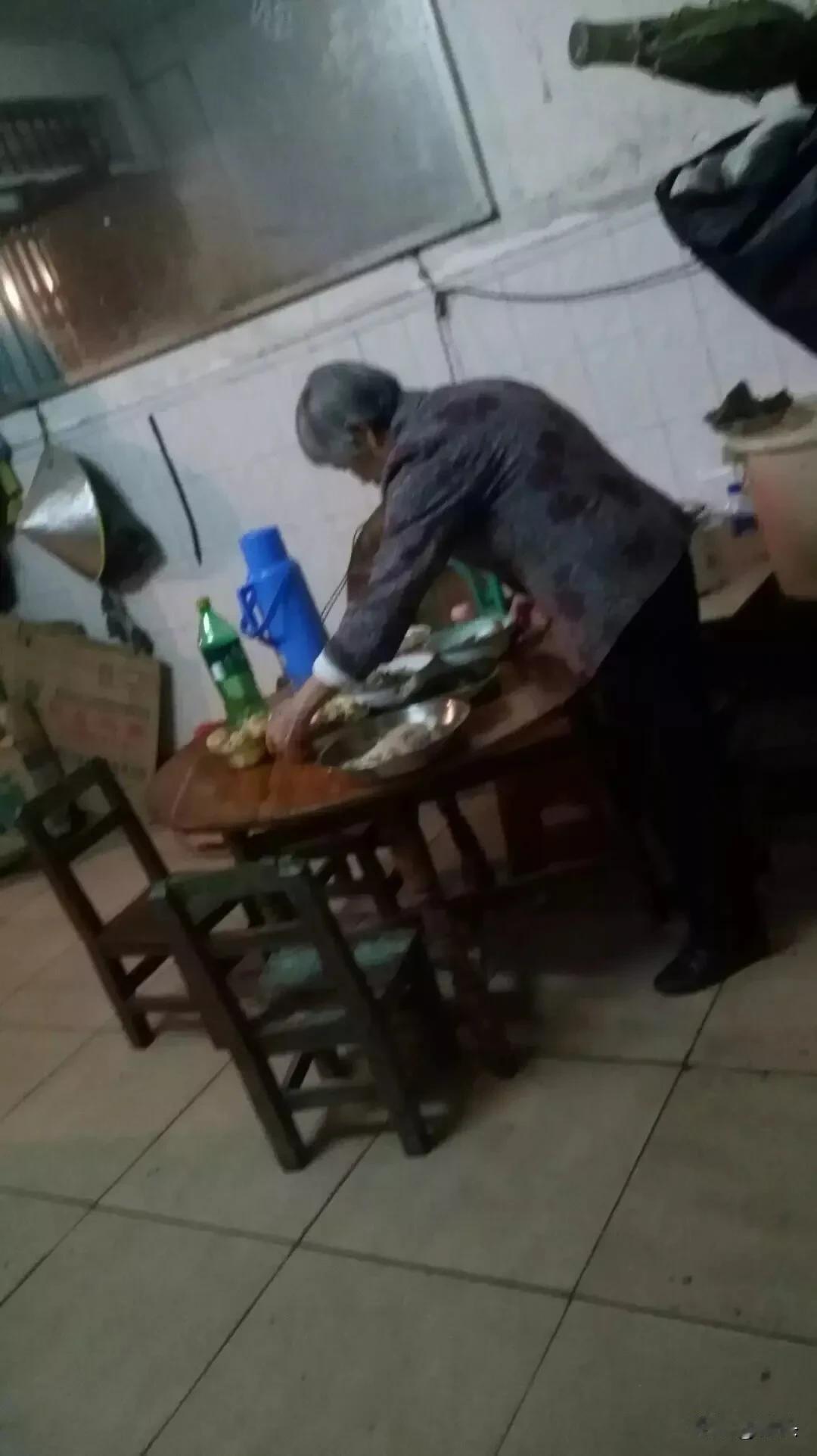 今天是母亲节，先祝天下的母亲节日快乐！女儿自是买了礼物送给了她的妈妈。而