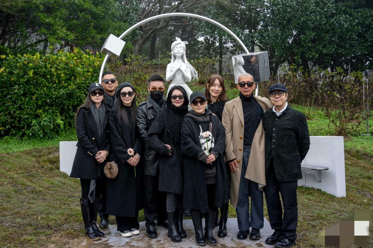 大家发现了没，大S一周年纪念日，虽然大家表情都在笑，可是这笑容里却充满泪水，