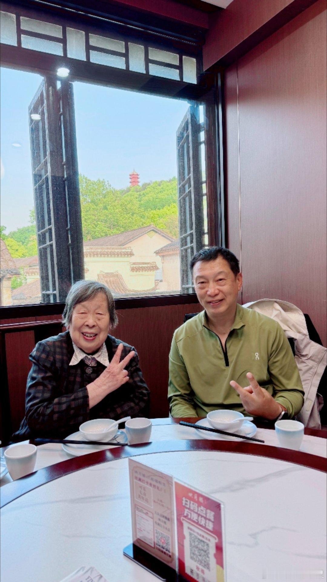 补记一下昨天在无锡的暖心时光。昨天下午两点多到的无锡，入住了逸园酒店。酒店是爷爷