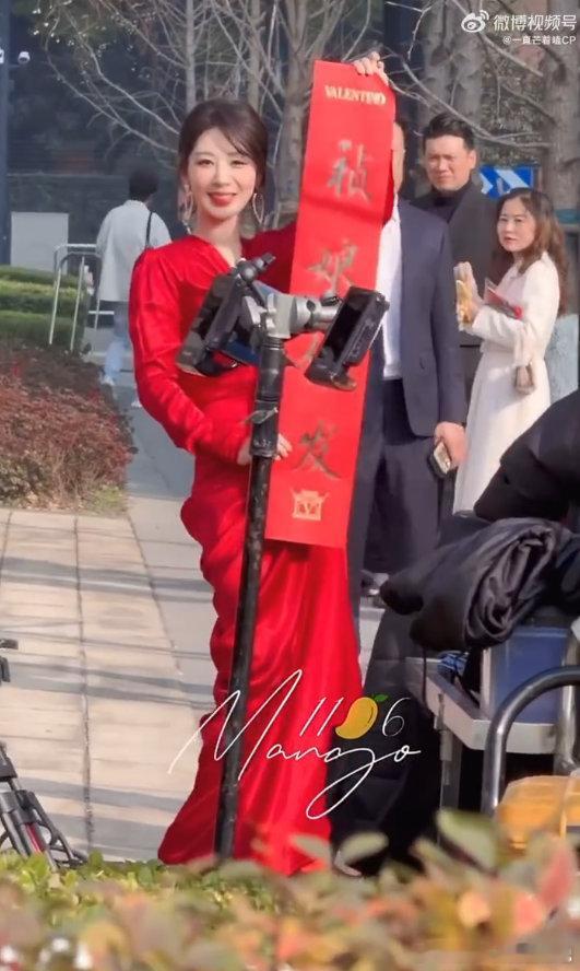 杨紫自己写的对联杨紫的字杨紫真的把粉丝和作品放在心上了！亲手写对联展示，这份真诚