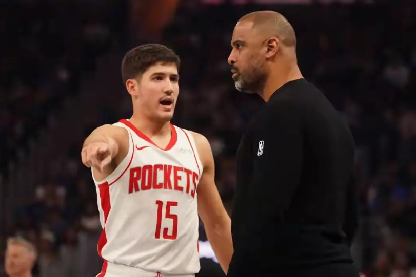 火箭险胜太阳，两个人的迷之操作球迷直呼不满。第一，谢泼德连续两个回合传给阿杜