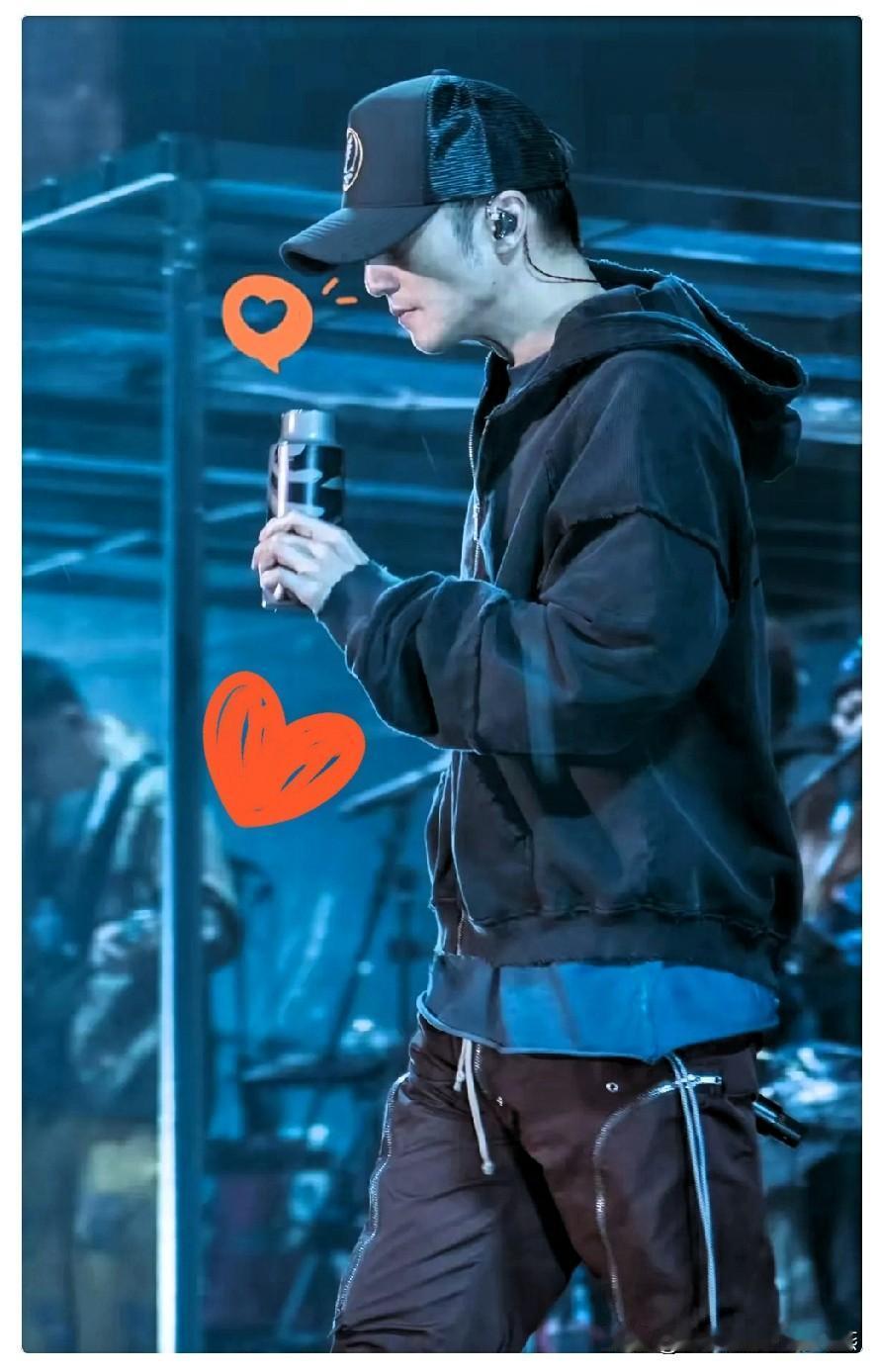 一夜之间，王菲又要坐不住了！就连张柏芝估计也没料到，谢霆锋今年都才45岁，居