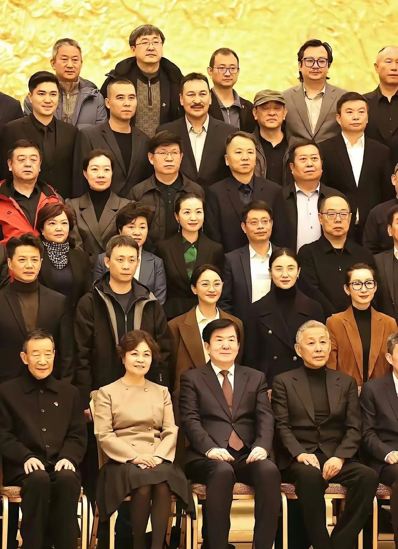 凌晨两点，陈道明掐灭了烟头。饭局上没人玩手机，李雪健正给年轻人倒茶，周迅盘腿坐