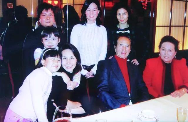 一张赌王家庭合照，笑得最开心的是何超凤，拥有一双可爱的女儿是她的幸福。虽然她长相