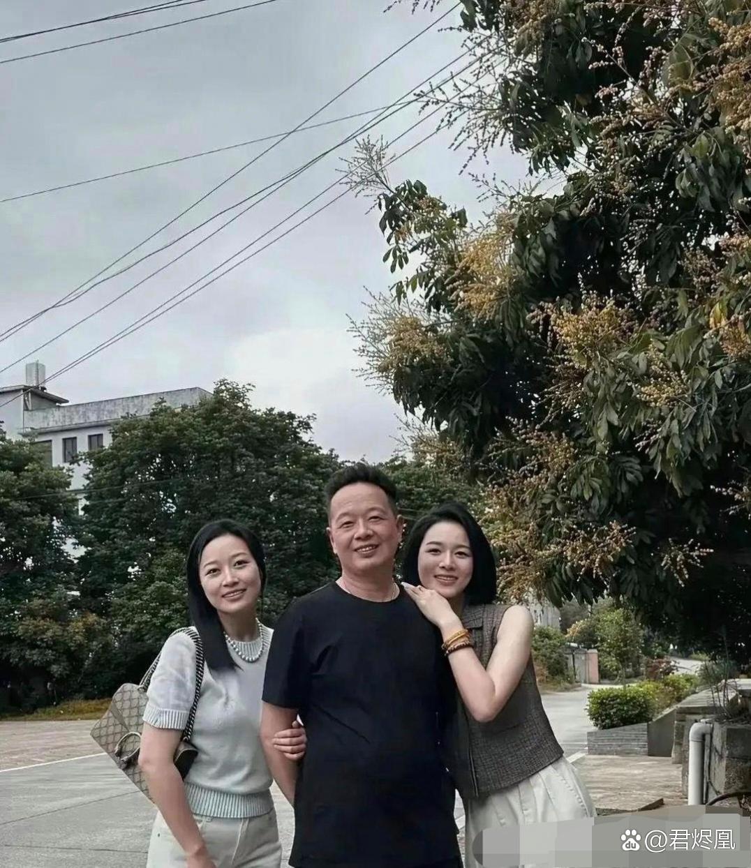 闺女这么大了,妈妈还这么美