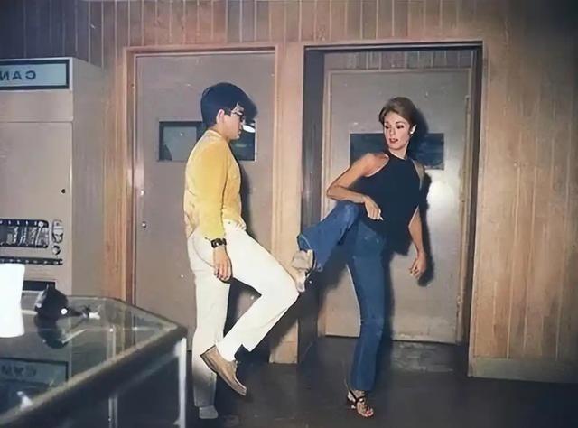 1968年，绝色女星莎朗・塔特聘请年轻帅气的李小龙当自己的私人教练，李小龙时常带