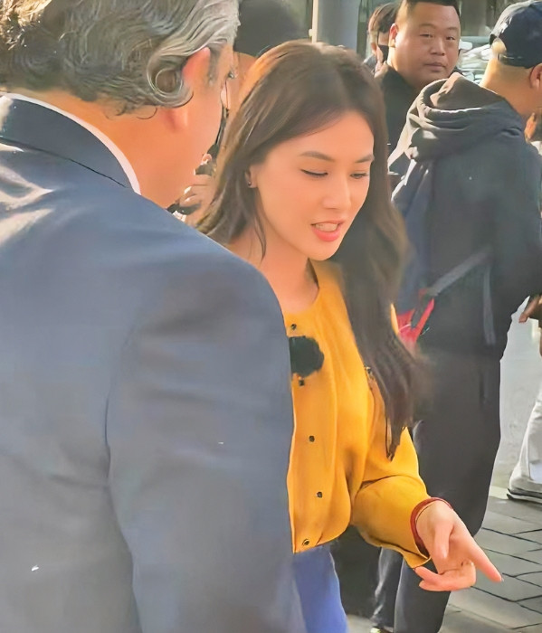 我朋友在北京偶遇到黄圣依本人，她一脸兴奋地跟我说，黄圣依近距离接触跟电视