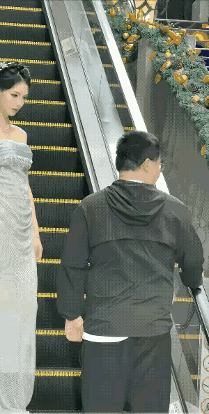 有意思！美女主动走近眼镜男，男子躲避“不解风情”某地商场，一位青春靓丽美女，