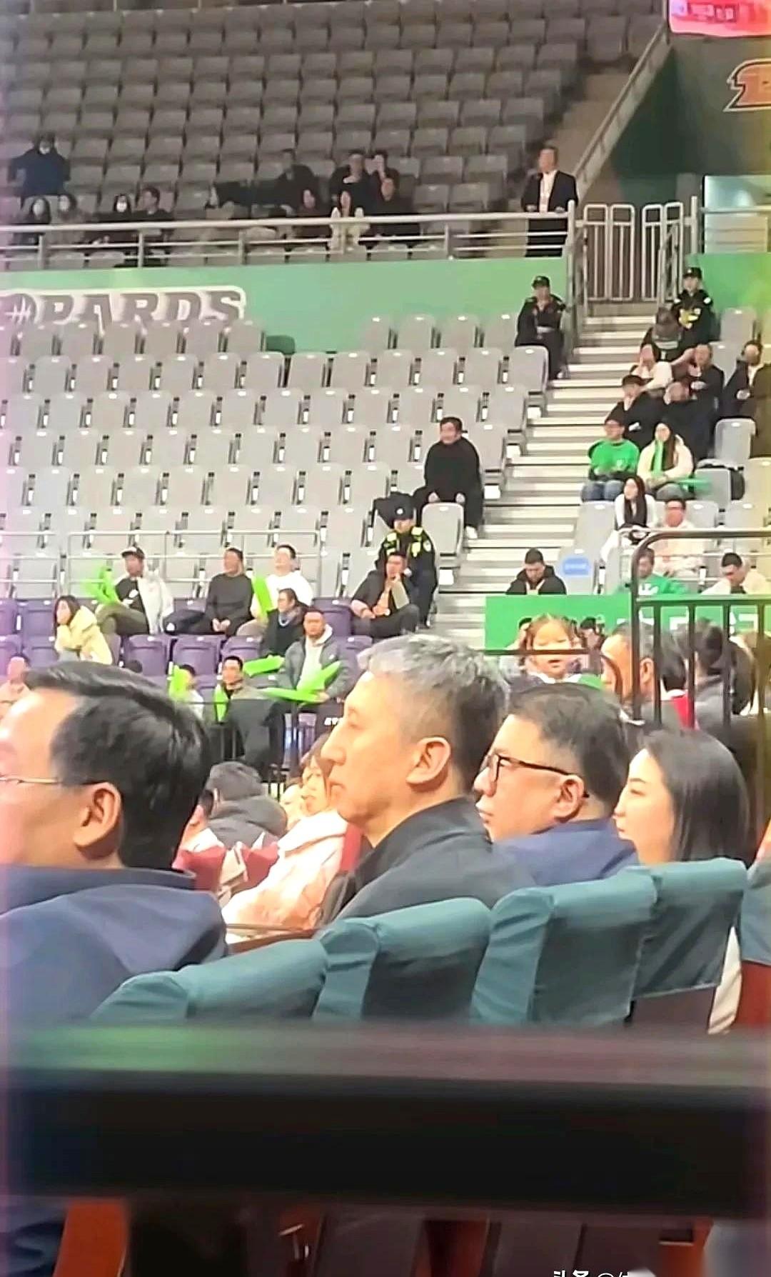 郭士强就坐在场边，一言不发。他眼前的这支辽篮，球传到手里像烫手的山芋，赶紧就甩