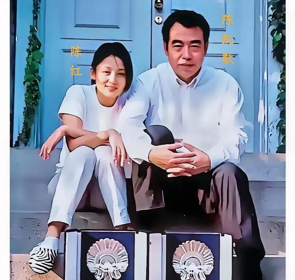 这张照片是陈红与陈凯歌在1994年热恋期间的珍贵合影，那时陈红26岁，陈凯歌42
