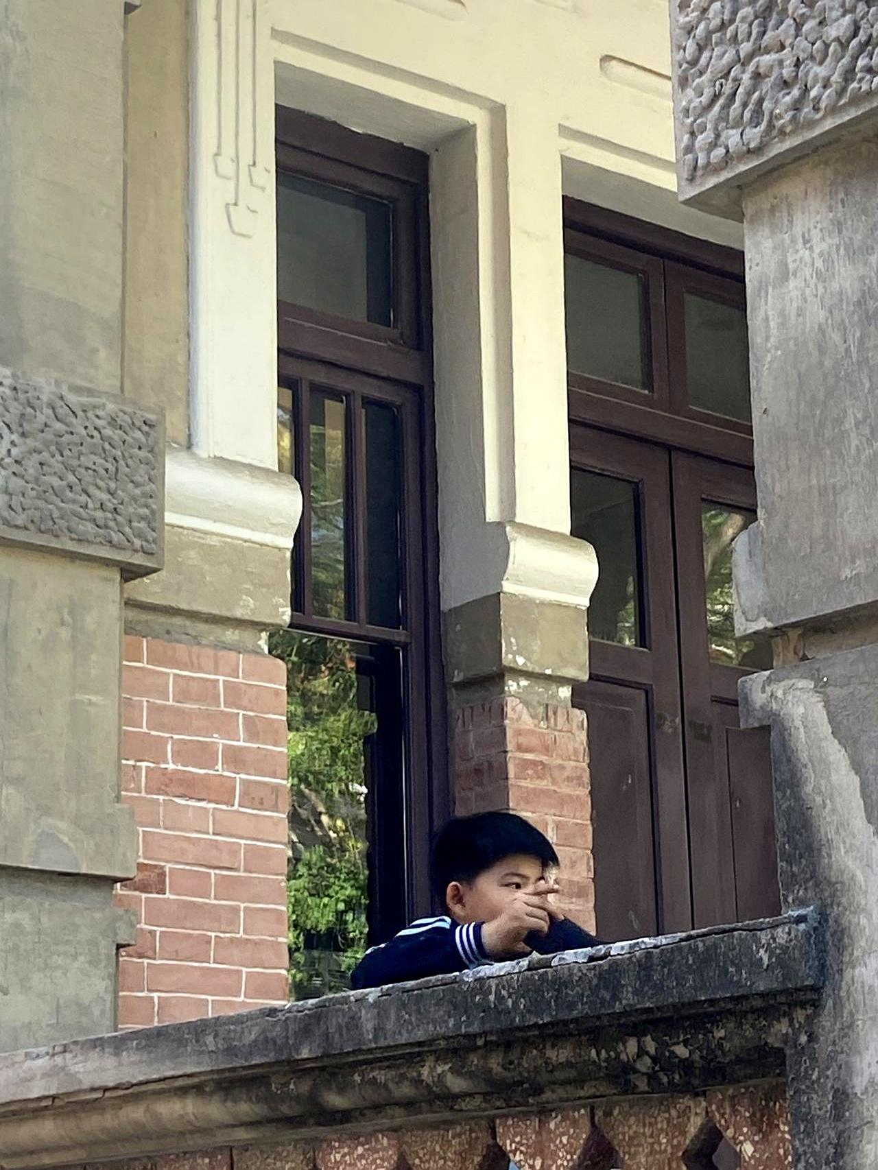一位从教三十多年的老校长跟我说过一句话，我当时没接上话，现在想起来后背发凉。他