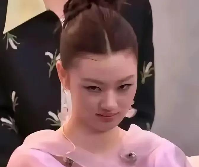 单依纯，就不应该参加《歌手》。本来单依纯是一个单纯、性格活泼的人，但自从唱了李