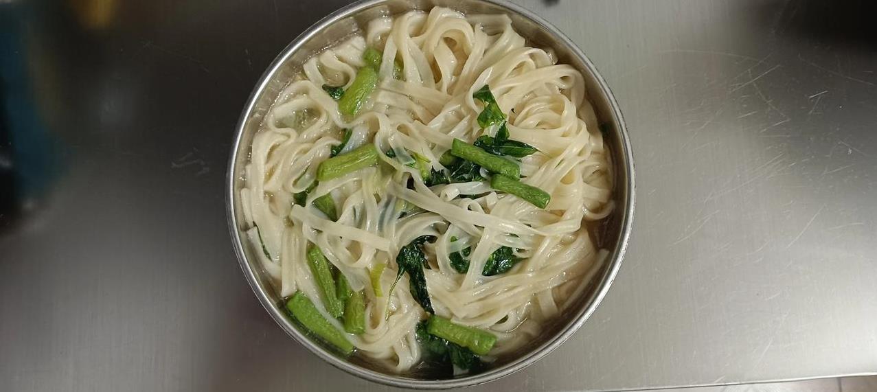 这样的面条我真不想吃。婆婆做好饭了，让儿子叫我吃饭。我问儿子啥饭，儿子说面条