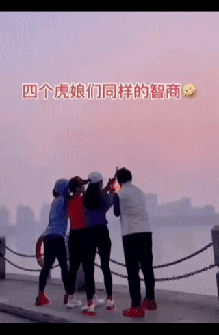 放烟花千万别学这四位！点燃后不松手的后果太惨了江边这幕真的笑不活了！四位大