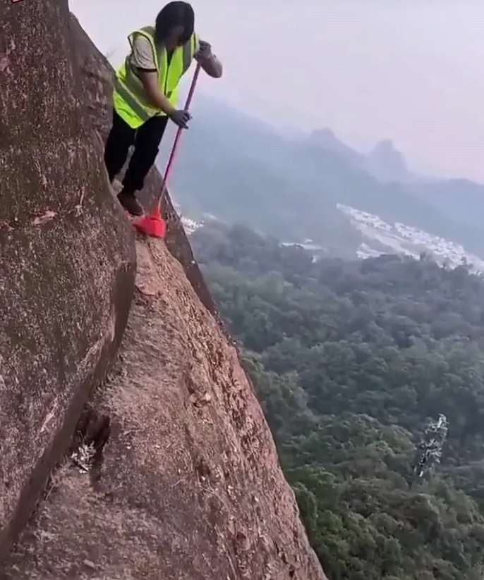 这个地方虽然看着很陡，实际一点也不低。