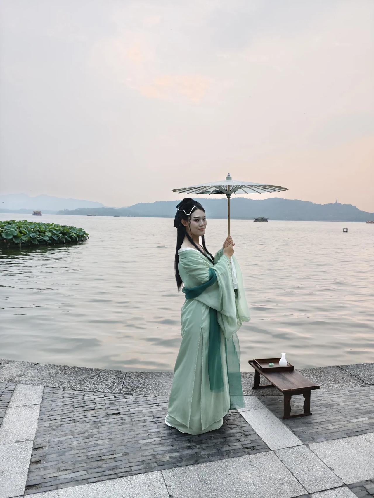 夏日的西湖荷花盛开，完美诠释了宋代诗人杨万里对于西湖的描写
