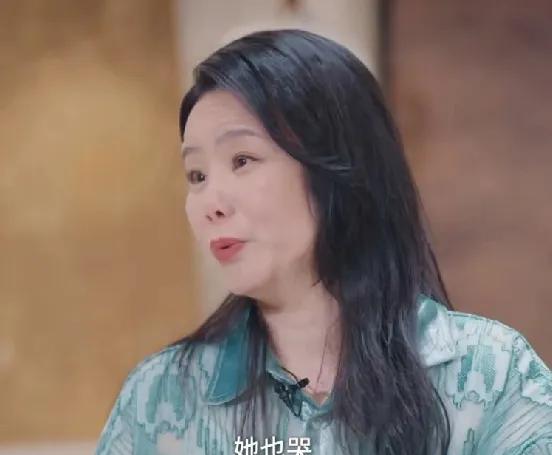 记者问龚琳娜：“你离婚时，老锣的妈妈和你的妈妈是什么反应？”龚琳娜：“我和婆婆的