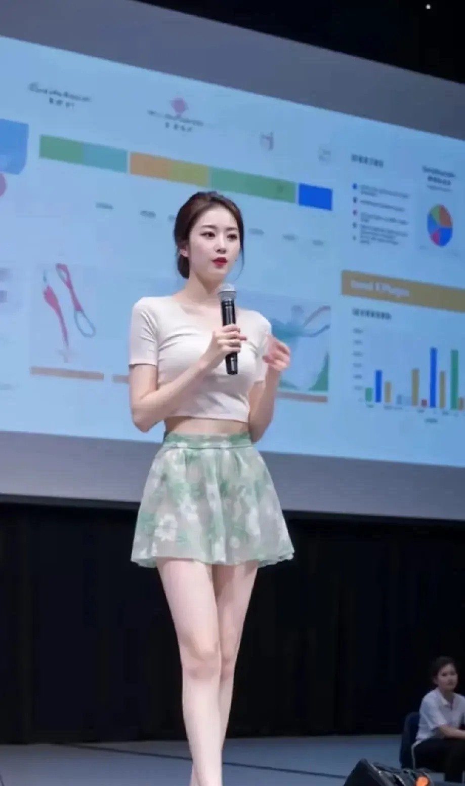 如果她是我公司的经理，给我一年30万工资上班，我也愿意