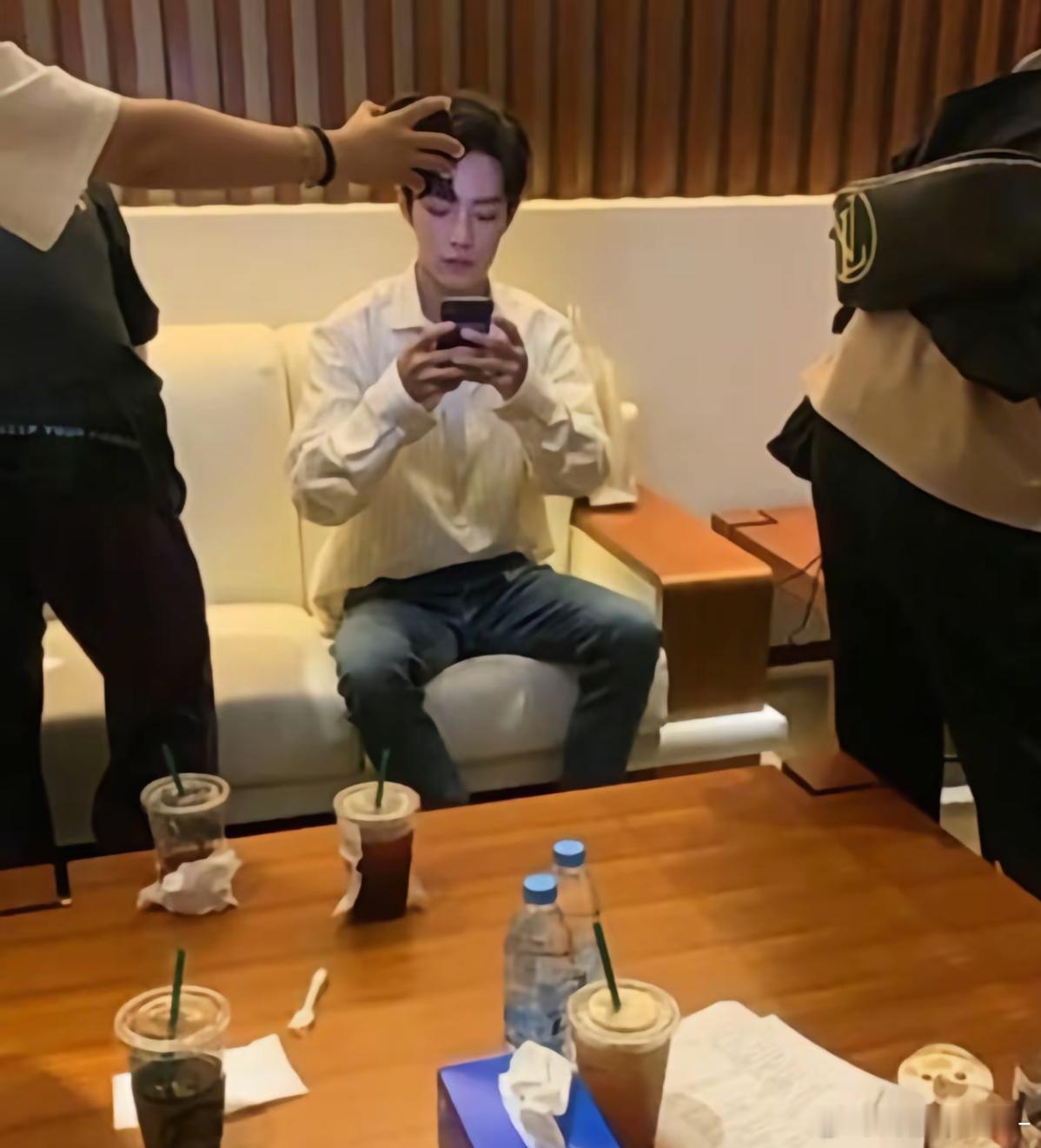 王一博一个玩肖战手机顺手把肖战手机密码改了的男人[笑着哭][笑着哭]​​​