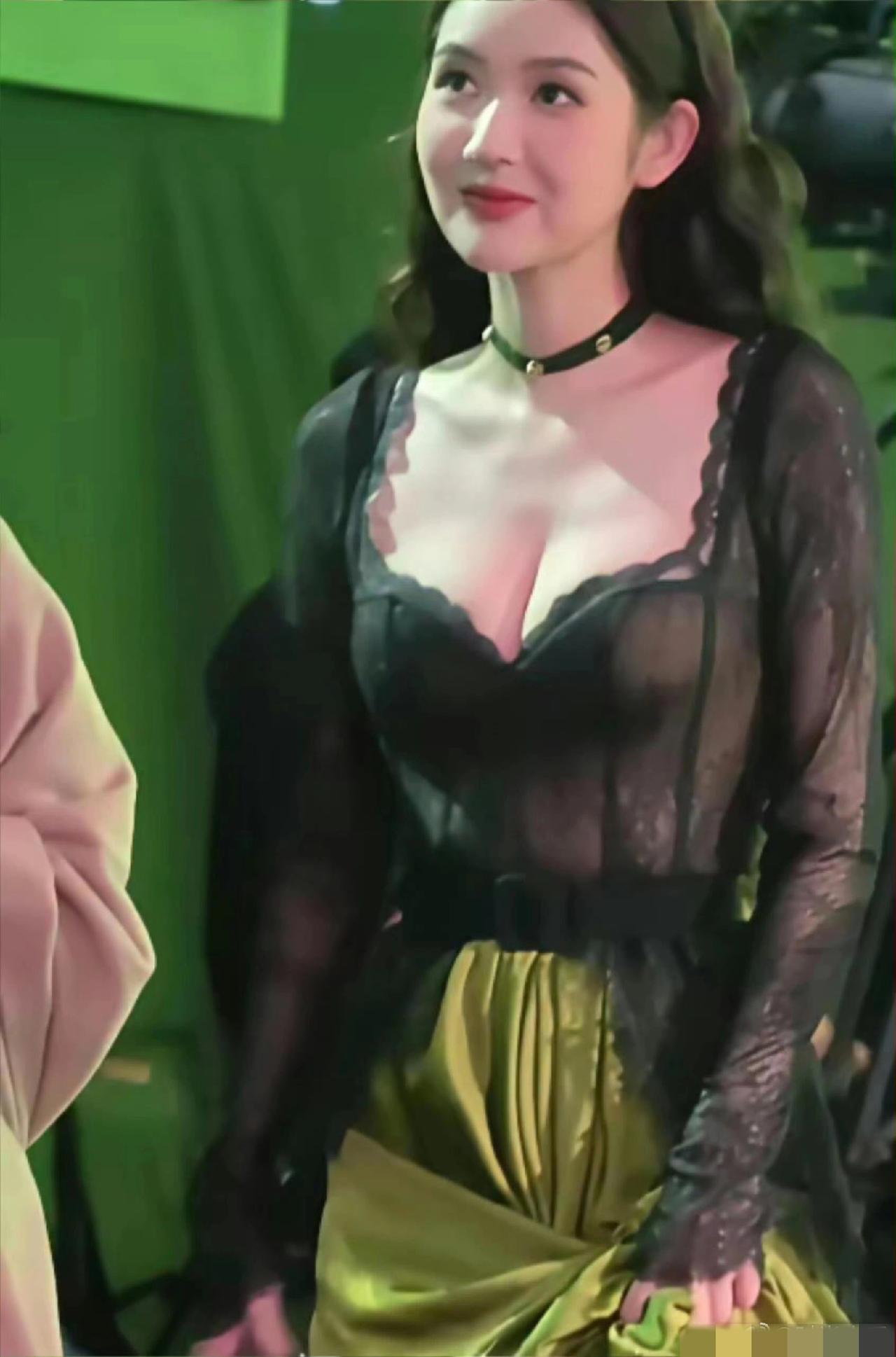 深藏不露，惊艳众人！王玉雯竟颇有港风美人的气质，韵味十足，令人眼前一亮。