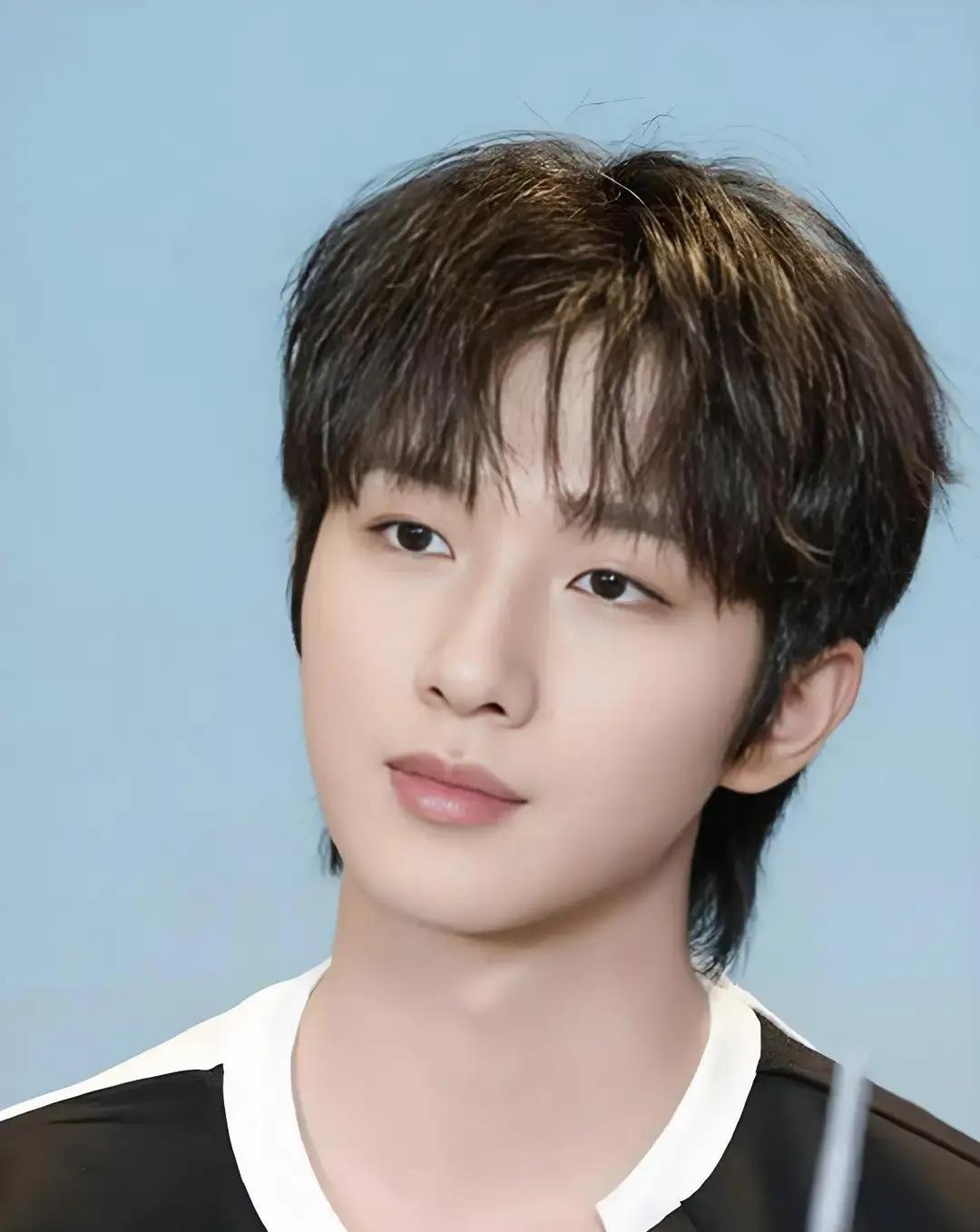 李宏毅被公司开口要一千万解约费，鞠婧祎更狠，直接签二十年卖身契，两条热搜并排挂，