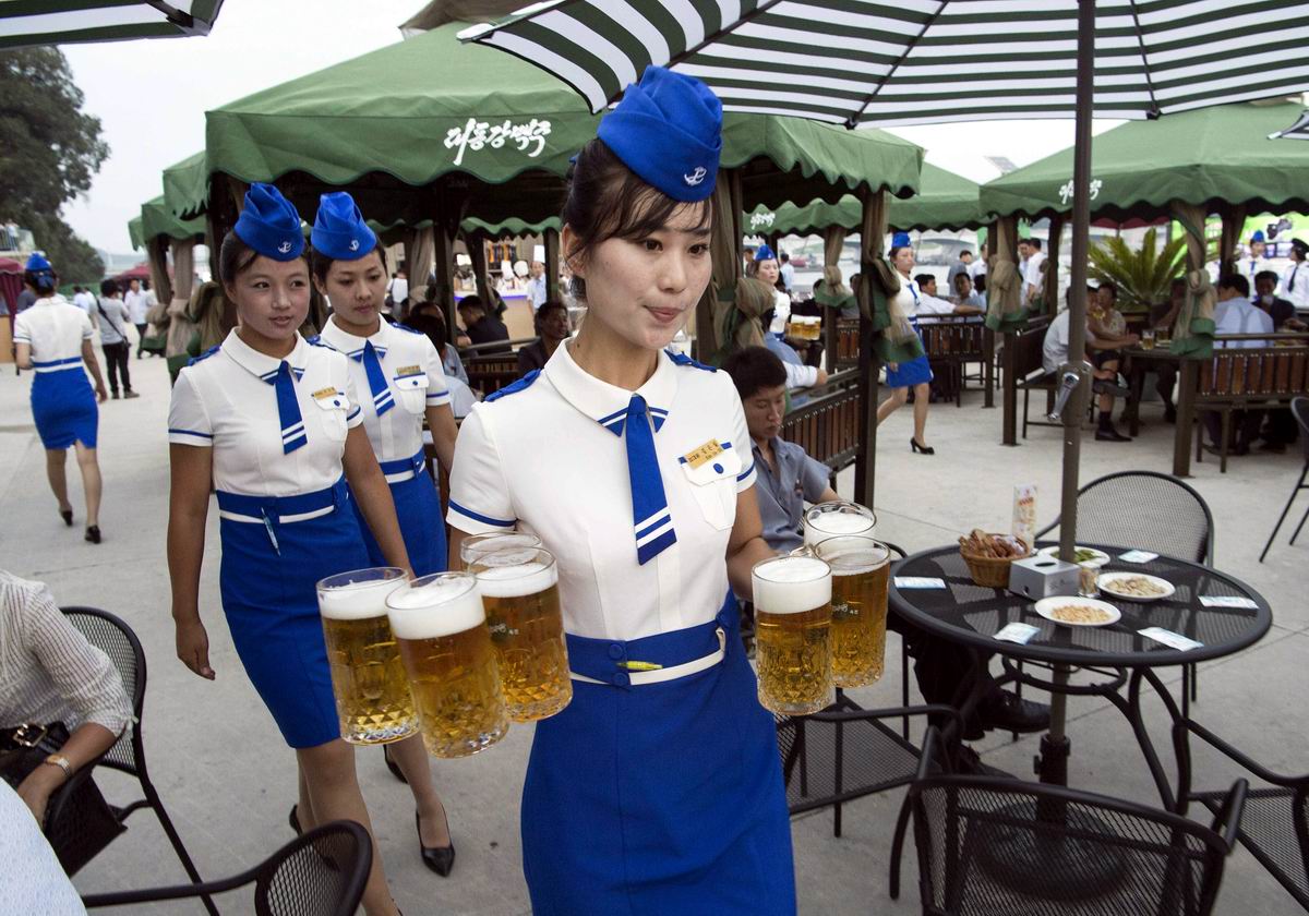 2017年，朝鲜酒吧女服务员。