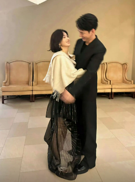 王仁君被宣布荣获飞天奖“最佳男演员”奖的之后几秒，赵丽颖立刻发文送上祝福。可王仁