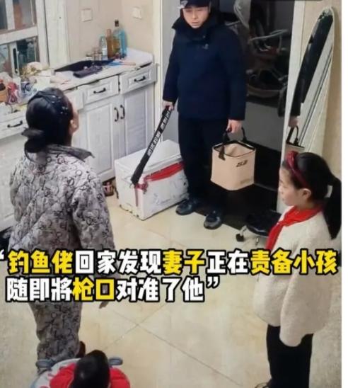 “看哭了！”妻子因丈夫钓鱼不顾家，愤怒地把一桶鱼泼向丈夫的脸，令人想不到的是，丈