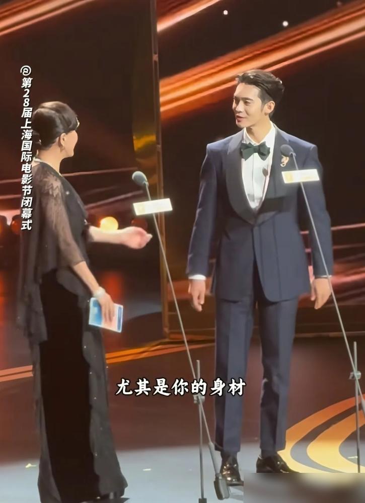 6月20号，上海电影节颁奖。台上两个人，刘嘉玲，于适。一个是圈里的大姐大，