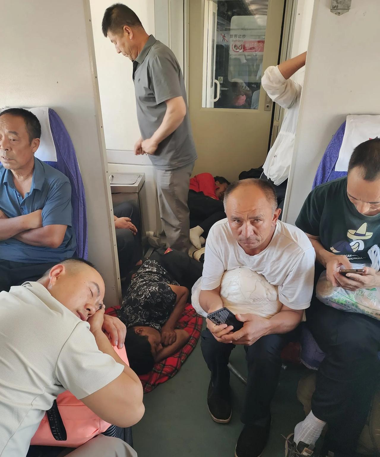 本来买了23号的卧铺票，不想等了，昨天晚上退了票，两个人手续费扣了90多块钱。