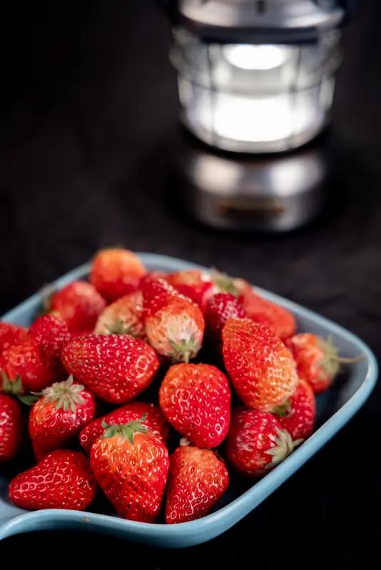 草莓真的是最脏水果吗？央视权威辟谣，很多人第一步就错了！一到冬天，草莓成了