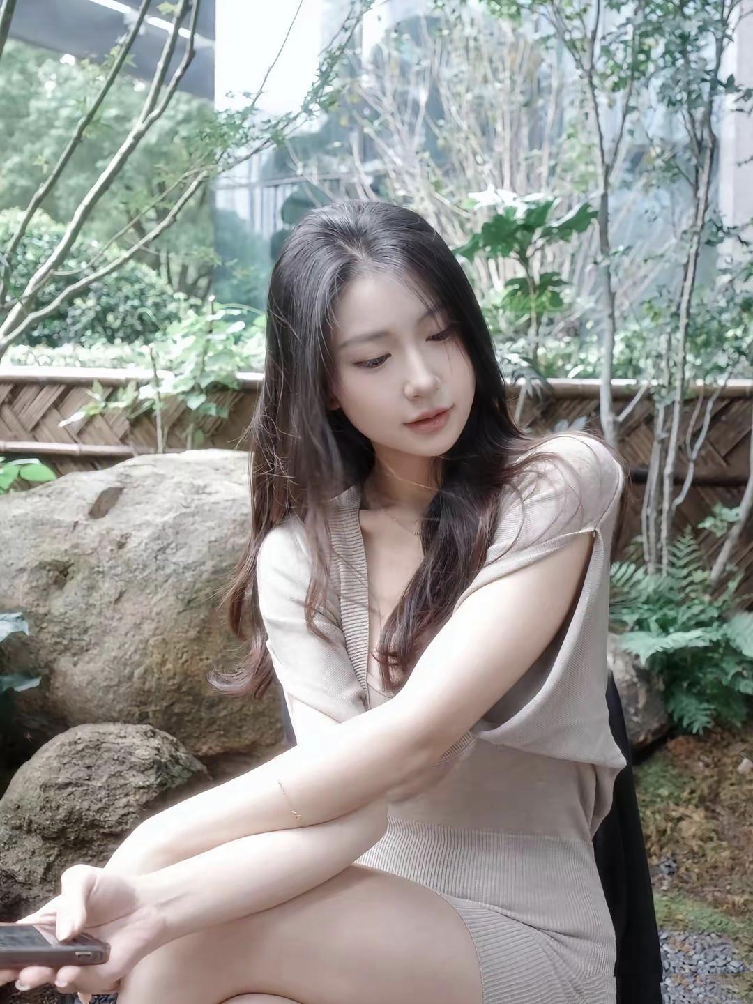 美图欣赏，看图写诗，情感解读《晴隅闲坐》婉约古风：软风拂鬓影，晴光落