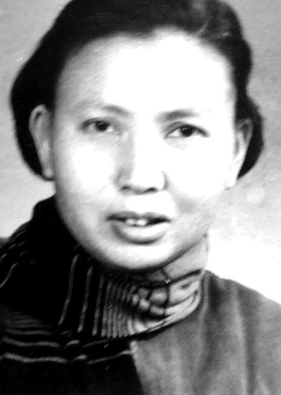 1941年，年仅二十一岁的莫林不幸落入敌手，生死攸关之际，敌人突然发问：